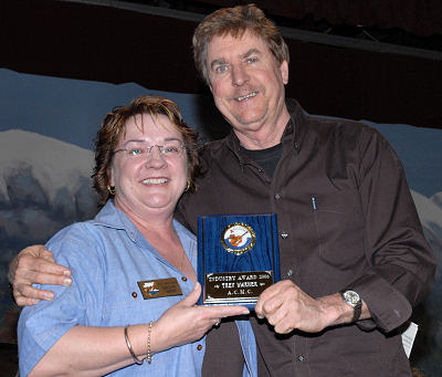 Di Smith with Trev Warner and his 2006 Industry Award 