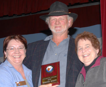 Di Smith with Bernie Scott and his 2007 Industry Award plus Lorraine Wakefield